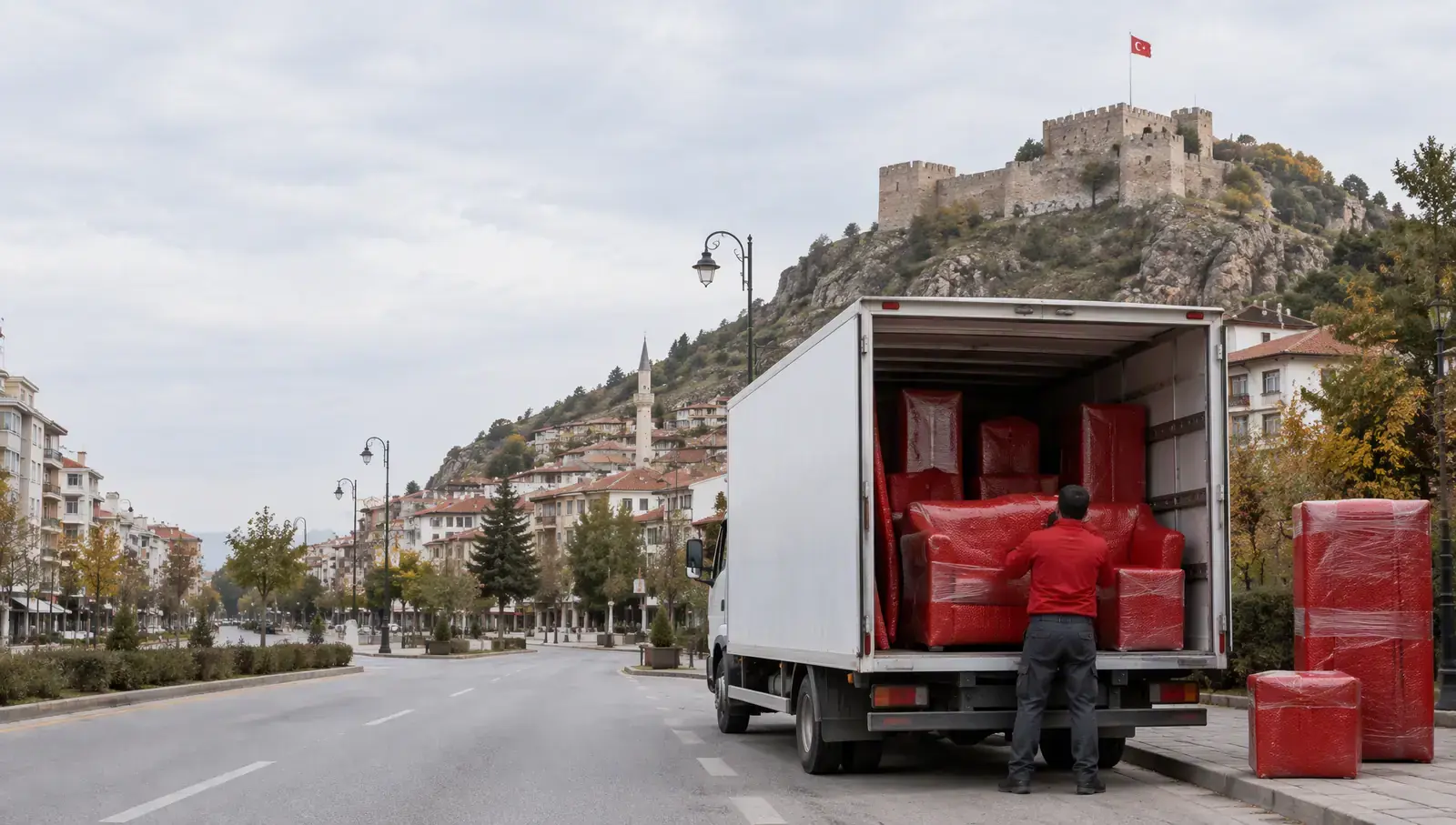 Kütahya'da Cumhuriyet Caddesi ve kale; yapay zekâ ile oluşturulmuş görsel